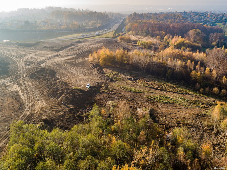 Budowa drogi ekspresowej S-1 - odcinek Dankowice - węzeł Suchy Potok - zdjęcia z drona - 15.11.2022 - autor: GDDKiA