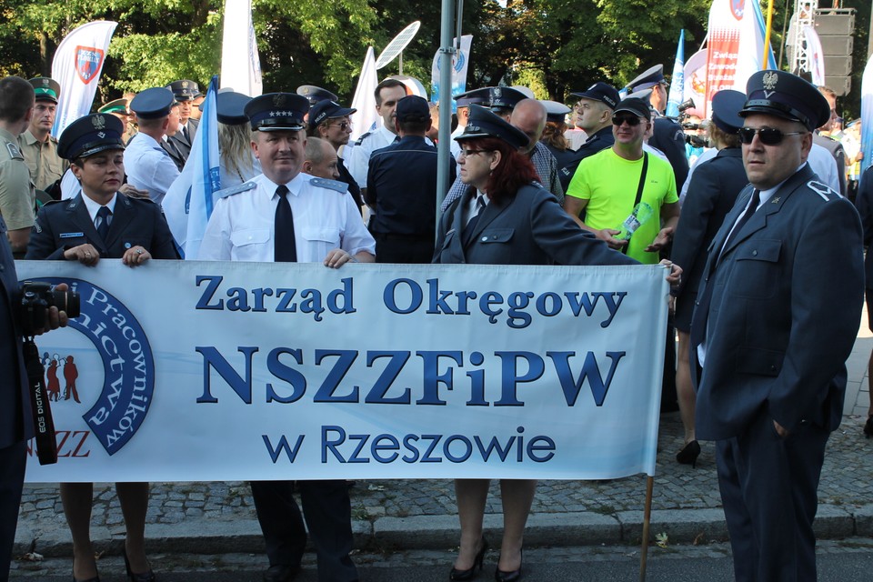 Protest związkowców przed parlamentem