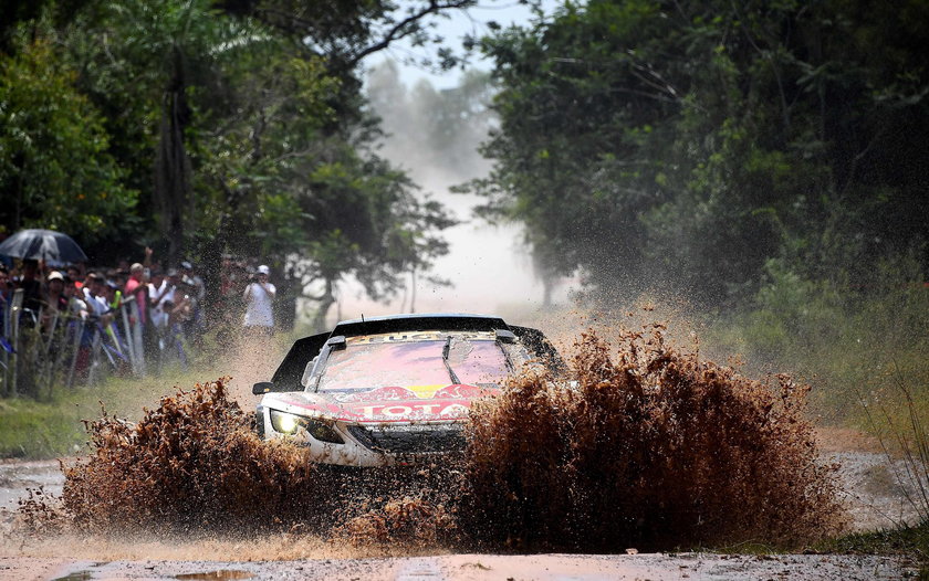 Rajd Dakar 2017: Carlos Sainz miał przerażający wypadek. WIDEO