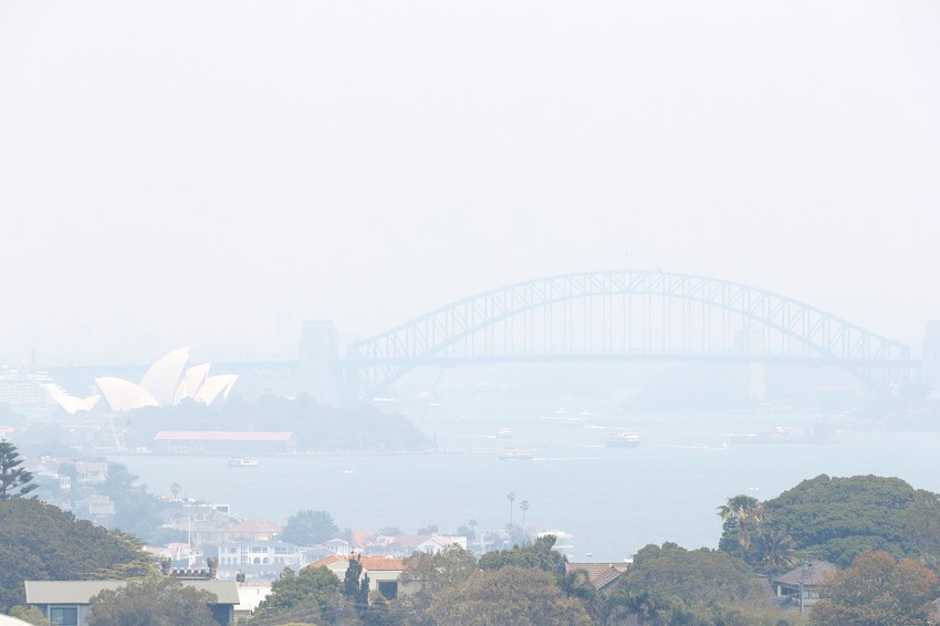 Sidnej pod oblakom dima