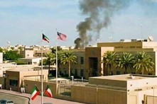 Słup dymu w pobliżu ambasady USA w Kuwejcie. Są nowe doniesienia