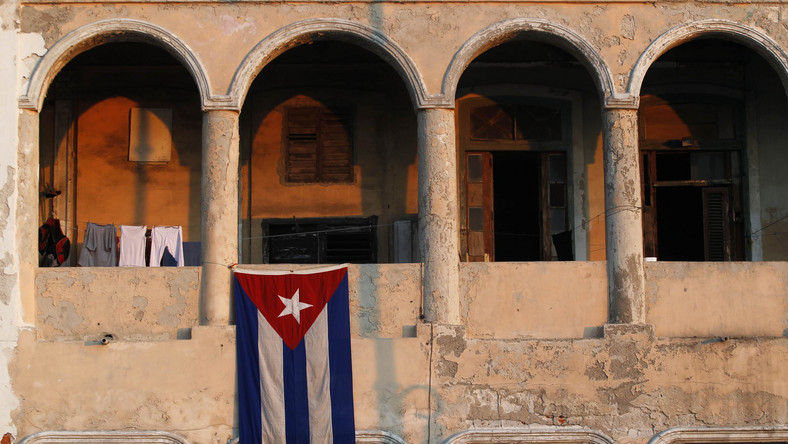 Kubański rząd, po raz pierwszy od początku rewolucji, pozwoli obywatelom kupować i sprzedawać nieruchomości - pisze w dzisiejszym wydaniu organ kubańskiej partii komunistycznej "Granma". Nowe przepisy wejdą w życie 10 listopada.