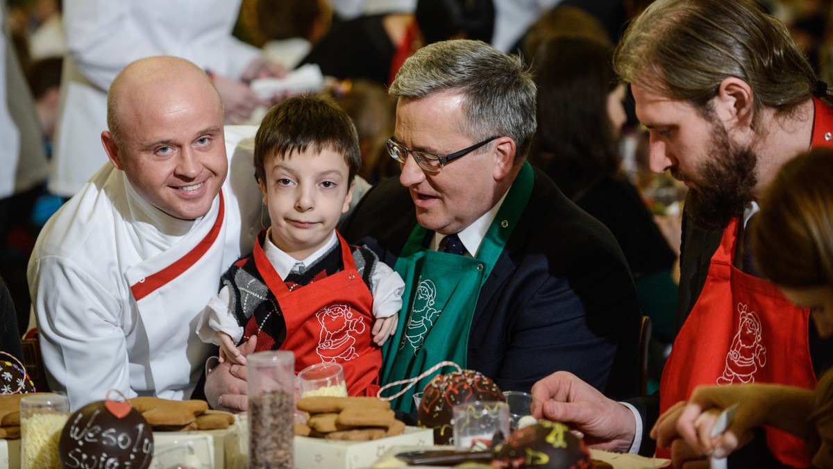 Prezydent Bronisław Komorowski wraz z małżonką wzięli udział w świątecznym spotkaniu z dziećmi z rodzin zastępczych i placówek opiekuńczych; wspólnie dekorowali pierniki i czekoladowe bombki.