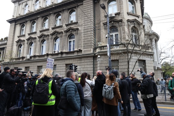 Protest ispred Predsedništva, deo Ulice kralja Milana zatvoren za saobraćaj