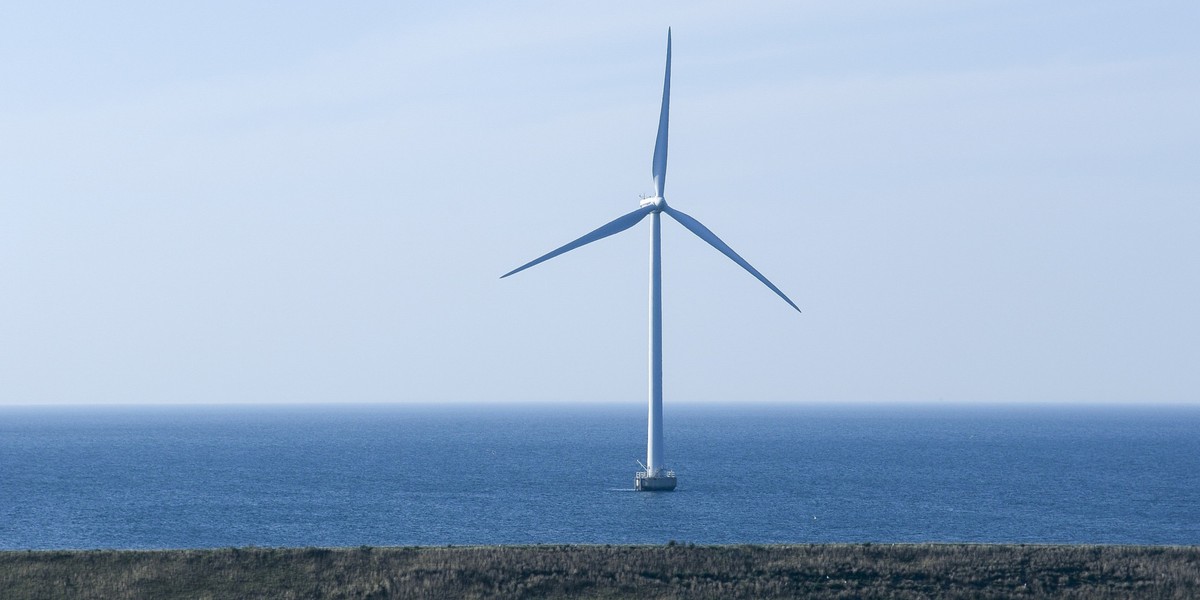 PKN Orlen rozpoczął lądowe badania geologiczne na trasie przyłącza farmy wiatrowej, która ma powstać na Morzu Bałtyckim. Dzięki temu będzie można wytyczyć podziemną trasę kablową z morza do stacji elektroenergetycznej położonej na lądzie - podał koncern.