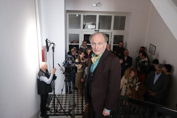 "ULAZI U STRASNU VEZU SA BIVŠIM VOJNIM LICEM" Zavirili smo na setu serije "Branilac": Glumica otkrila detalje, a evo šta se dešava sa Svetozarom Cvetkovićem