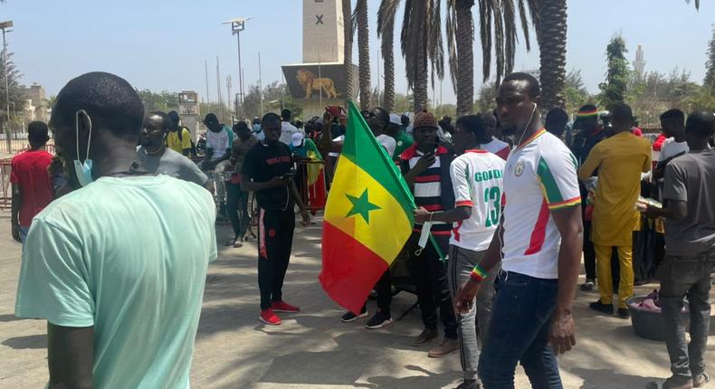 La place de la nation assiégée par des manifestants venus soutenir la coalition Yewwi Askan Wi, le 8 juin 2022 à Dakar