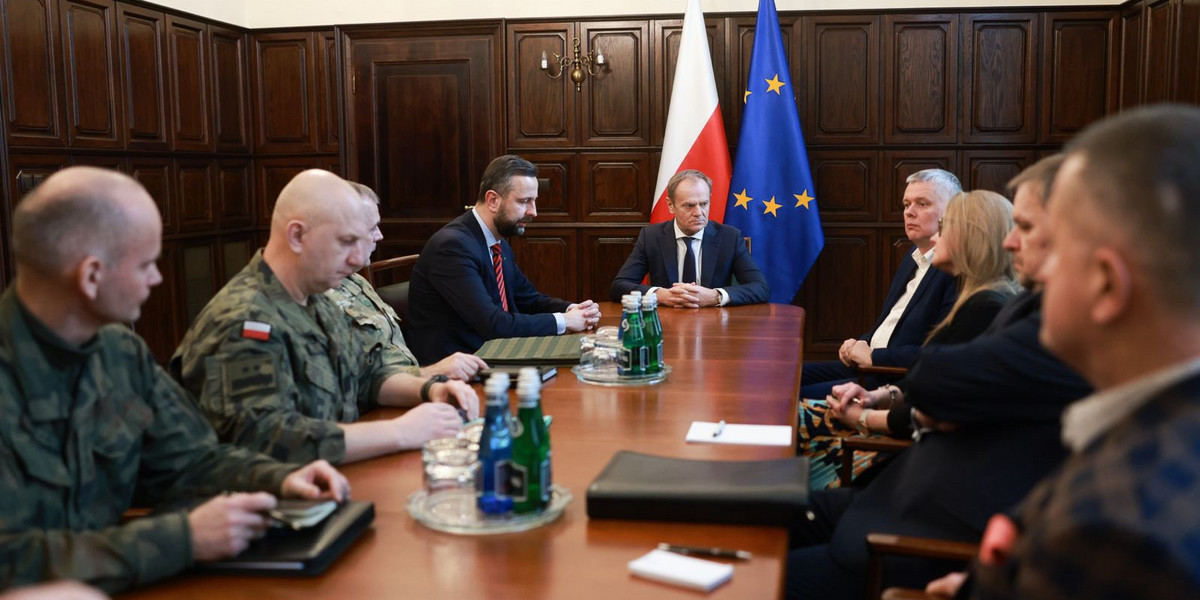 Premier Tusk podczas odprawy z szefami służb.