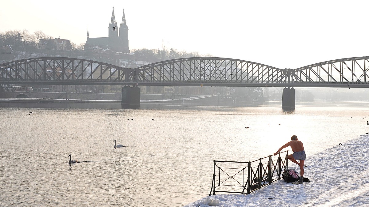 Nietrzeźwy mężczyzna w nocy z czwartku na piątek odcumował w Pradze stojący na nabrzeżu Wełtawy statek wycieczkowy; jednostkę, na której spał kapitan, zaczął unosić prąd rzeki - poinformowała czeska policja.