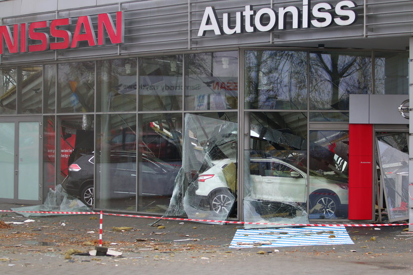 Zawalił się dach w salonie samochodowym w Lublinie