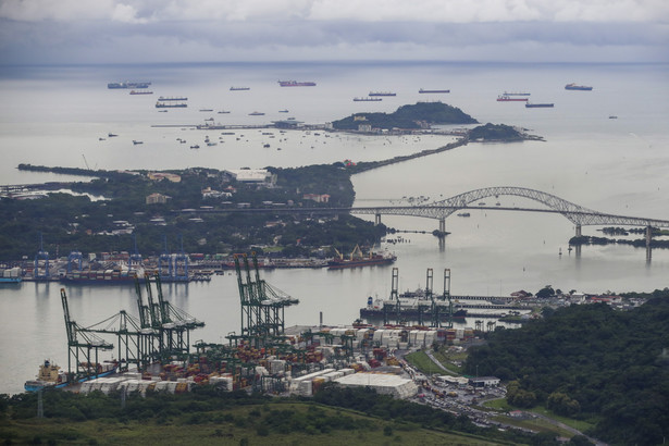 Statki oczekujące na możliwość wpłynięcia do Kanału Panamskiego
