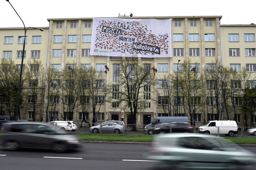 Akcja Greenpeace na budynku Ministerstwa Środowiska