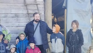 Dragan sa porodicom sa devetoro dece