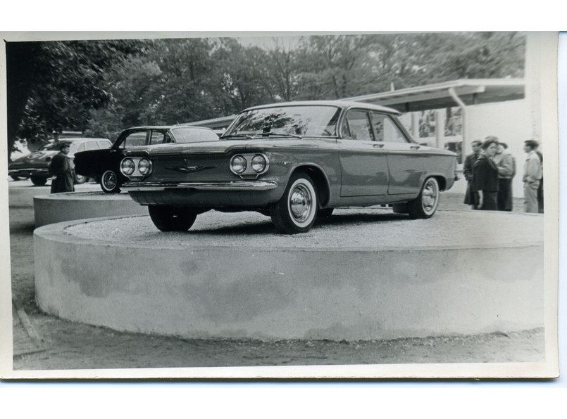 Międzynarodowe Targi Poznańskie, lata 60. Ekspozycja samochodów amerykańskich. Na pierwszym planie Chevrolet Corvair
