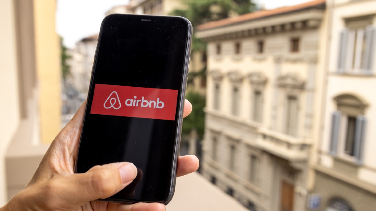 Airbnb a schimbat regulile: gazdele nu-i mai pot obliga pe turiști să schimbe lenjeriile, să ducă gunoiul sau să spele vasele
