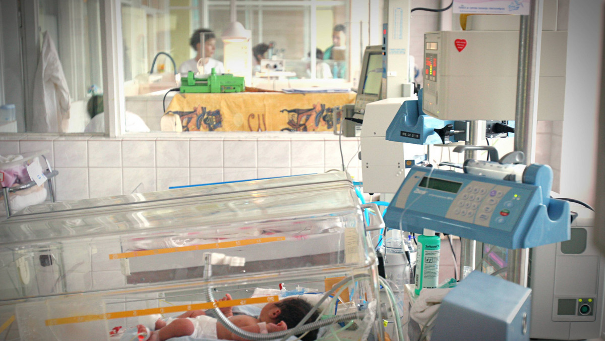 Zielonogórski szpital zaopatrzył się w nowy sprzęt do znieczulania podczas porodu. Obok łóżek, jeśli tylko pacjentka sobie tego zażyczy, pojawi się butla z podtlenkiem azotu, czyli gazem rozweselającym - podaje gazeta.pl.