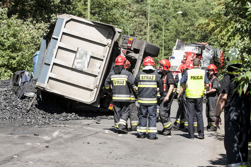 Tir z węglem przygniótł osobowego Nissana