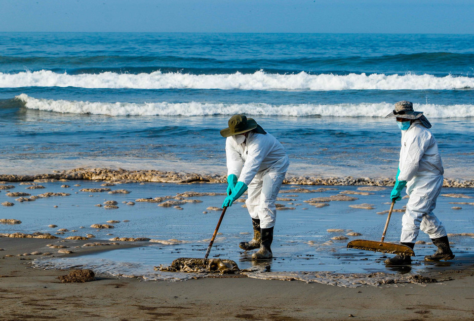 Plaże w Peru toną w ropie naftowej po wybuchu wulkanu