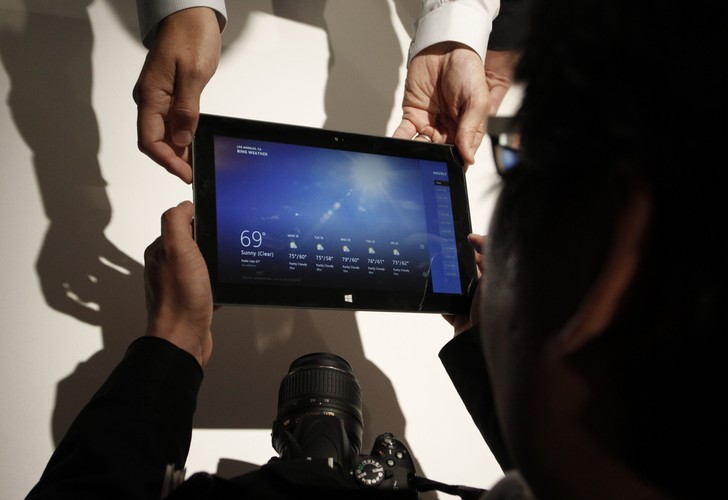 3. Tablety. W 2000 roku, na długo przed Amazonem i Applem, Microsoft zaprezentował pierwsze oprogramowanie e-book. Nie osiągnęło ono sukcesu, ponieważ nie istniał jeszcze ekran, który nie męczyłby oczu czytelnika. Dopiero Kindle, zaprojektowany przez Amazon, spełnił ten warunek. Łatwo spostrzec tu pewną tendencję. Gdy Microsoft dominował na rynku, oprogramowanie było ważniejsze od sprzętu. Z czasem jednak oderwanie oprogramowania od sprzętu stało się ciężarem. Microsoft nigdy nie był firmą produkującą sprzęt, za wyjątkiem produkcji konsoli do gier Xbox. Microsoft Reader był instalowany na platformach Windows Pocket PC w urządzeniach przenośnych, a potem na platformach Windows. Ostatecznie projekt przerwano w sierpniu 2012 roku. Podobnie jak w przypadku muzyki, Microsoft rozpoczynał z dobrej pozycji, ale nie potrafił poprowadzić projektu. Na zdj. Tablet Surface od Microsoft