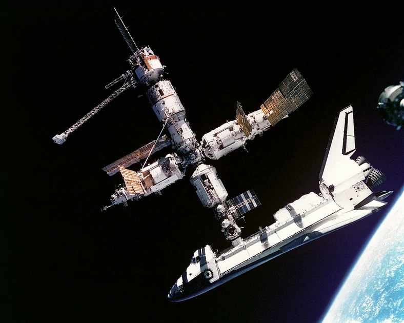 Wahadłowiec Atlantis zadokowany na stacji Mir (1995)