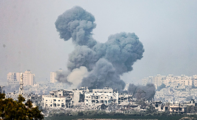 Widok na Strefę Gazy po nocnym ostrzale z 27 na 28 października.