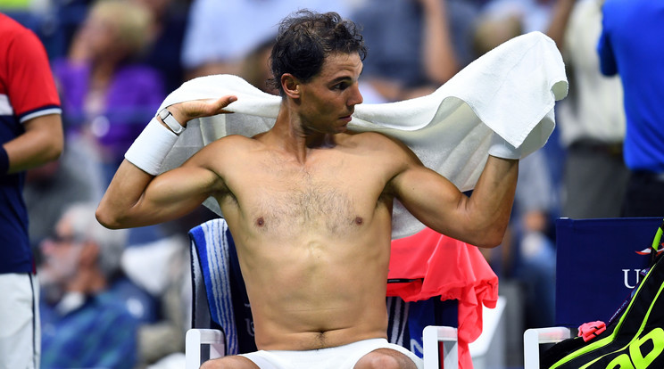 Rafael Nadal 
megizzadt az 
első fordulóban – a mezcserének persze örültek a 
női szurkolók /Fotó: AFP