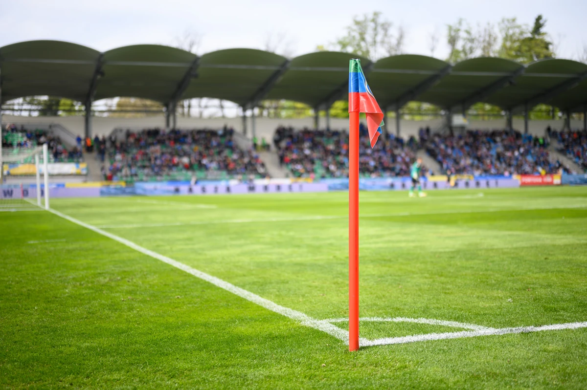 Kibice weszli na Śnieżkę i odpalili race. Sprawą zajęła się policja