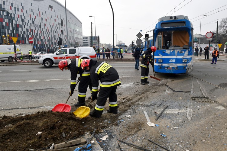 Strażacy uprzątają miejsce wypadku na Rondzie Grunwaldzkim w Krakowie