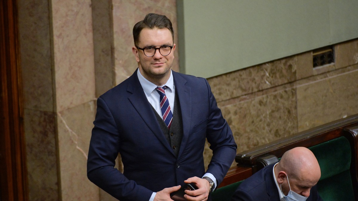 <strong>— Łukasz Mejza będzie kandydatem PiS w okręgu zielonogórskim, na 11 miejscu — powiedział Marek Ast w programie "Tłit" Wirtualnej Polski. Jeszcze kilka dni temu Ast twierdził, że "nic mu nie wiadomo o starcie posła Mejzy", mimo że takie zapowiedzi pojawiały się już ze strony Adama Bielana. </strong>