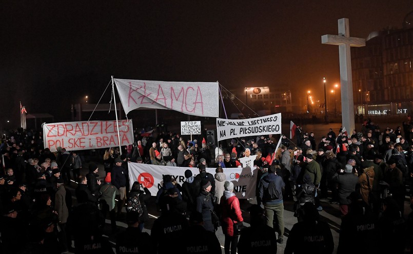 Protesty na placu Piłsudskiego