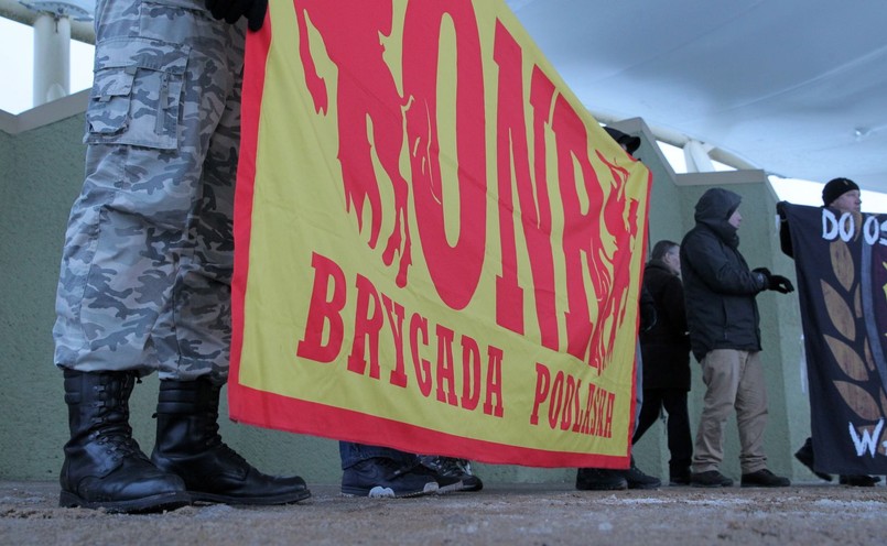 Kilkadziesiąt osób - działaczy ONR i Młodzieży Wszechpolskiej - manifestowało na ełckim placu Jana Pawła II pod hasłem "Ełk wolny od dżihadu". Po wystąpieniach kilku osób część uczestników spotkania przeszła w miejsce, gdzie zginął 21-latek. Po krótkiej modlitwie złożono tam kwiaty i zapalono znicze