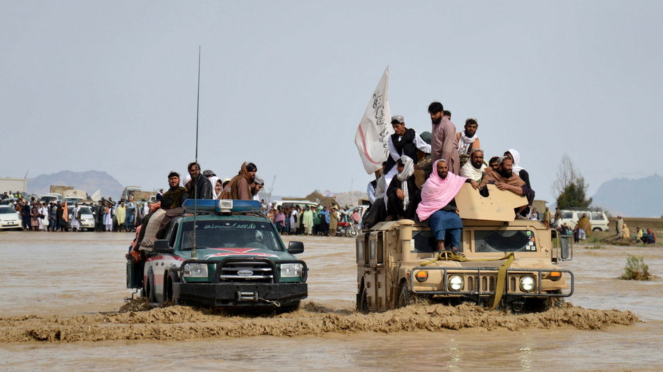 Służby ewakuowały ludzi na pojazdach wojskowych po powodzi w prowincji Kandahar