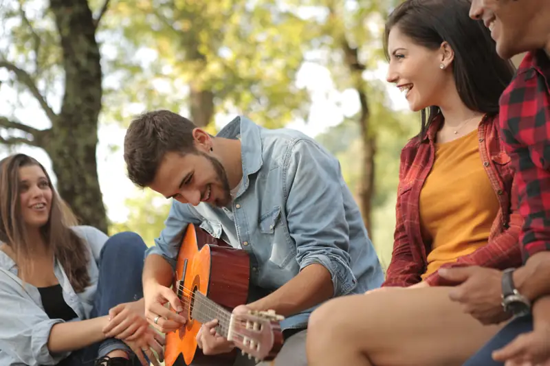 W latach 80. grupa uczniów sprzeciwiła się panującym zasadom/ Pexels, fot. Andrea Piacquadio