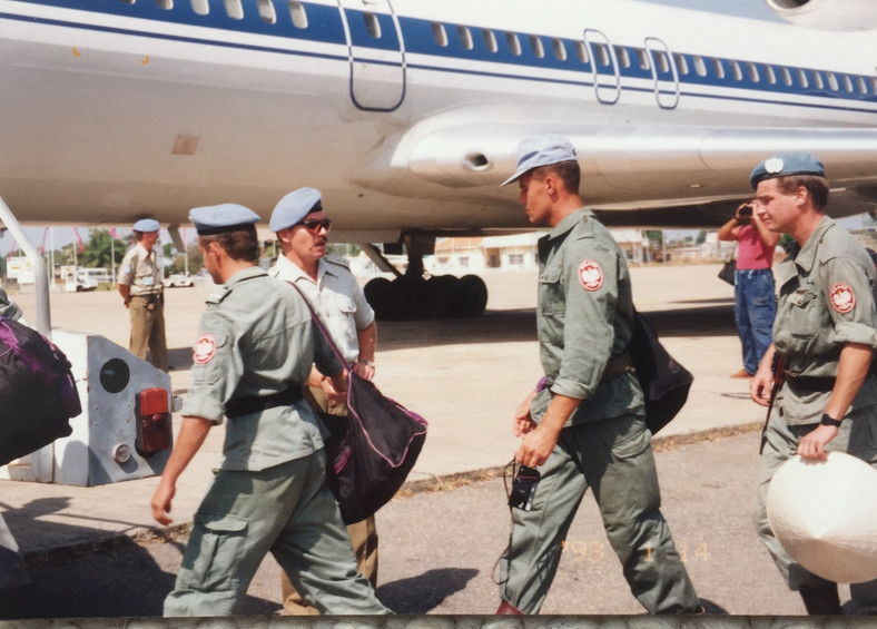 Polscy żołnierze po wylądowaniu w Kambodży