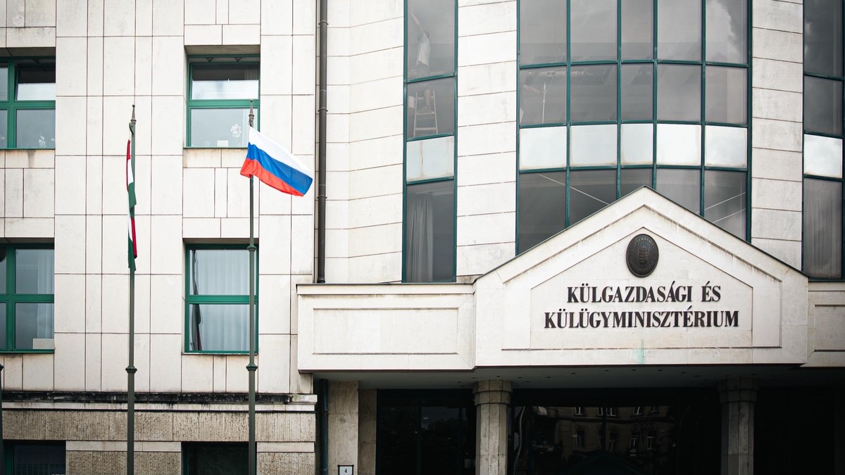 Meghekkelte Szijjártó minisztériumát a Momentum: orosz zászlót húztak fel a Külügyminisztérium zászlórúdjára – videó