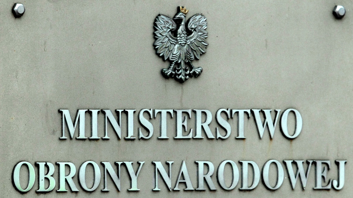 Ministerstwo Obrony Narodowej nie mogło sprawdzać płk. rez. Czesława Juźwika, bo z wojska odszedł w 2007 r., a w BBN został zatrudniony jako pracownik cywilny; MON nie ma żadnej prawnej możliwości oddziaływania na politykę kadrową prowadzoną przez kierownictwo BBN - poinformowało MON.