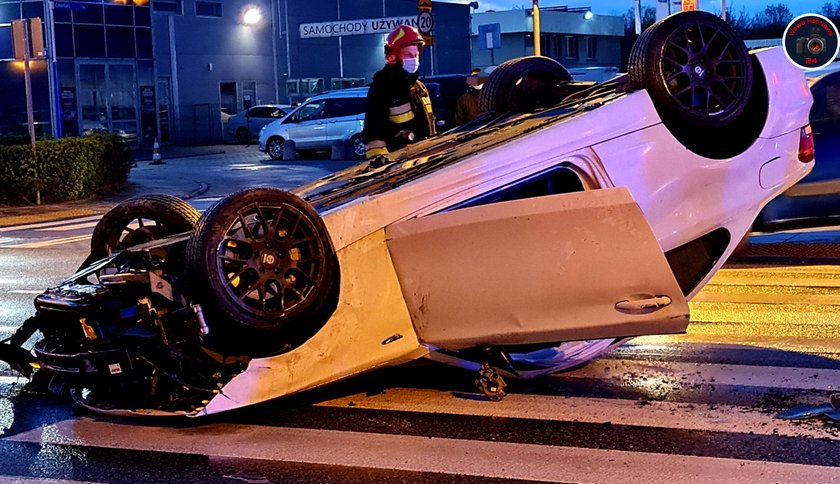 Noc niszczenia luksusowych aut w Warszawie? Miazga z ferrari i dachowanie bmw