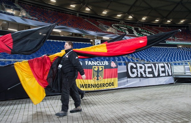 Na stadionie w Hanowerze miało eksplowować kilka bomb. WIDEO