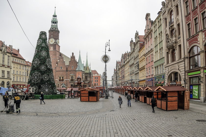 Montaż choinki i iluminacji świątecznych we Wrocławiu