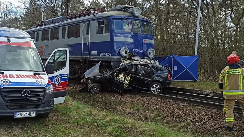 Pociąg zmiażdżył samochód 26-latka. Mężczyzna nie miał szans