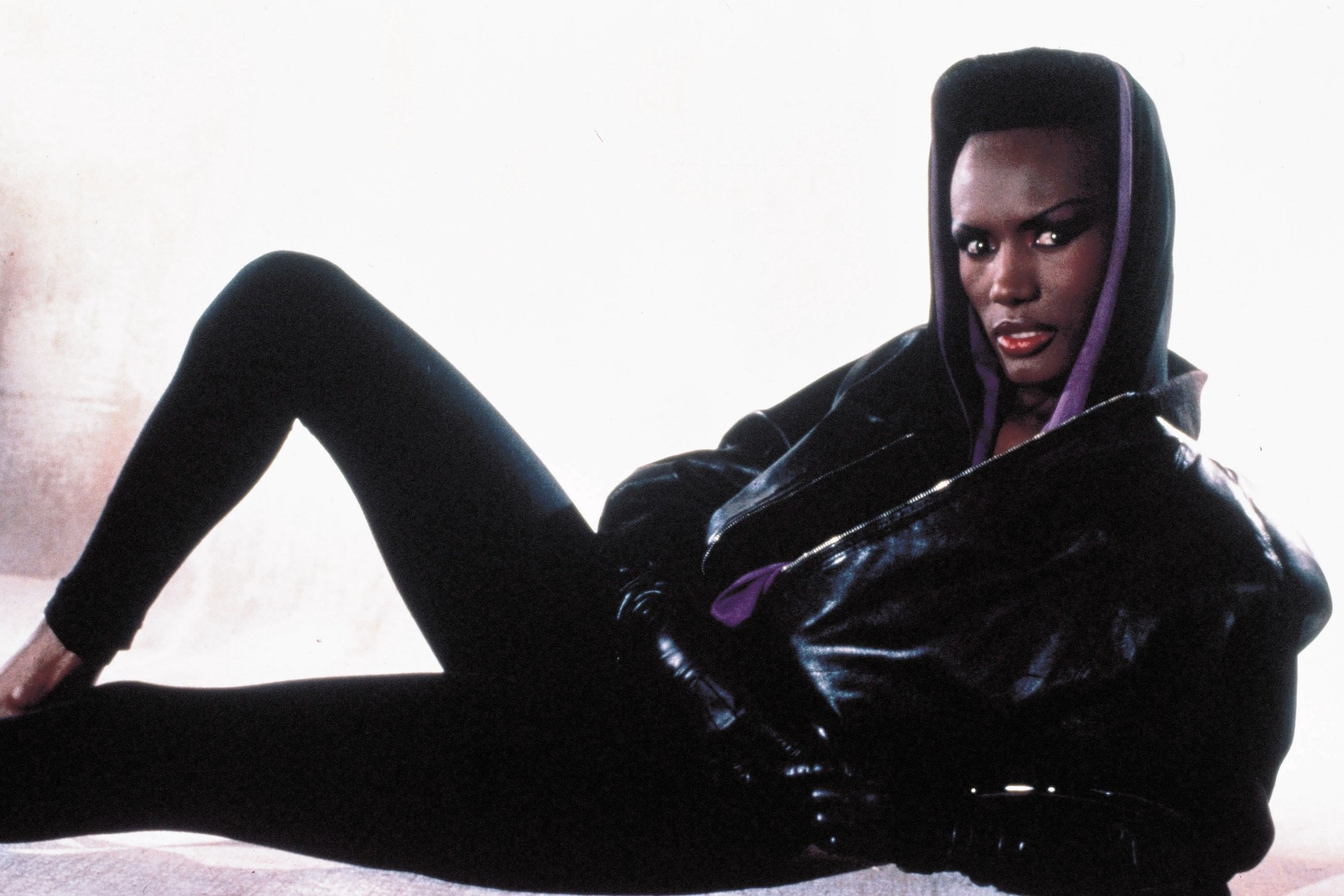 Grace Jones v plnej sile svojho ikonického štýlu.
