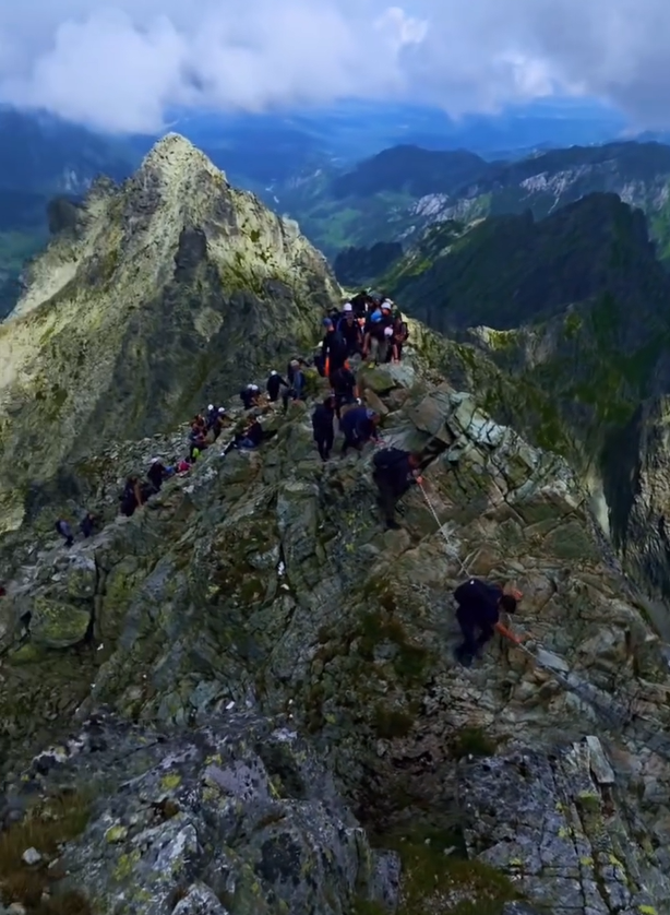 Rysy boli počas víkendu preplnené turistami.