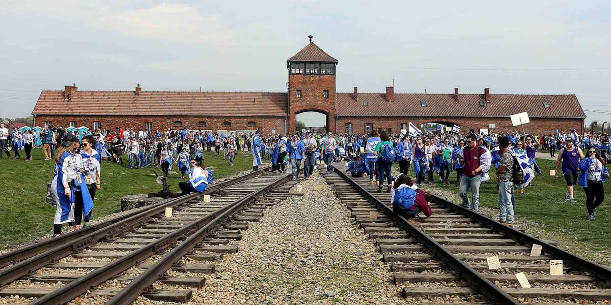 Pielgrzymi z Portugalii zniszczyli mur w Auschwitz