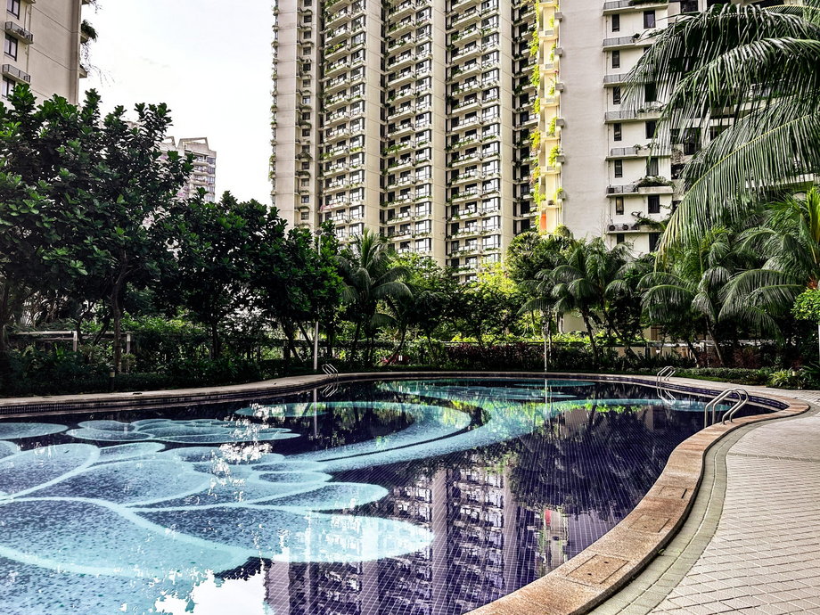 Una piscina al aire libre en uno de los edificios residenciales de Forest City.