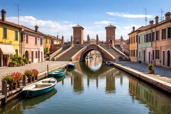 "Mala Venecija", ribarska tradicija i čari Jadranske obale Italije: Ovaj grad mami turiste koji traže spoj istorije, prirode i gastronomije