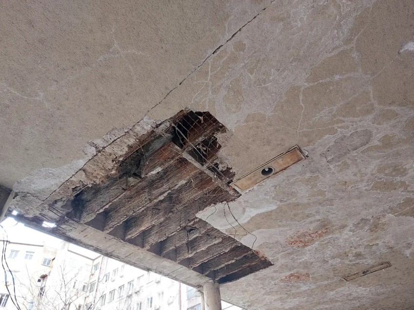 Mesto na kojem se plafon obrušio 