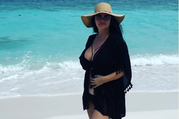 Zbog slike Jane Todorović u kupaćem kostimu SVI SU ISKOLAČILI OČI Ova njena objava iz Dubaija se i danas komentariše: "Bolje da ljulja, nego da žulja" (FOTO)