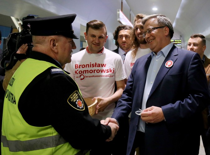 Ubiegający się o reelekcję prezydent Bronisław Komorowski wysiada z metra na stacji Centrum Nauki Kopernik w Warszawie
