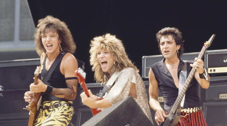 Bon Jovi a Super Rock 84-en Japánban Az amerikai Bon Jovi rockegyüttes a nyári „Super Rock 84” rockfesztiválon lépet fel első japán látogatása alkalmával, a Naogoya Baseball Stadionban, Aichi, Japán, 1984. augusztus 4.   Richie Sambora, Jon Bon Jovi, Alec John Such.