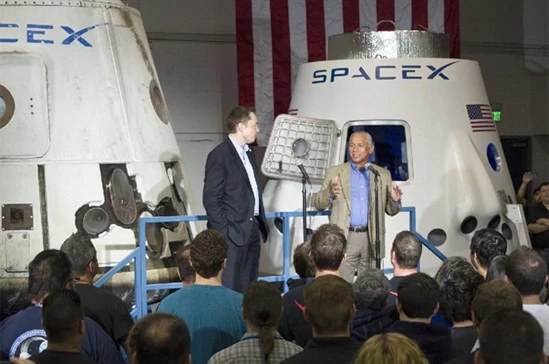 Charles Bolden i miliarder Elon Musk (CEO SpaceX). NASA.